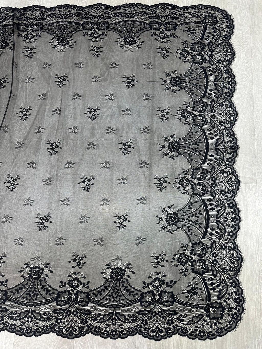 Mantilla española de encaje grande – 1,30 x 2,50 m | Modelo 4
