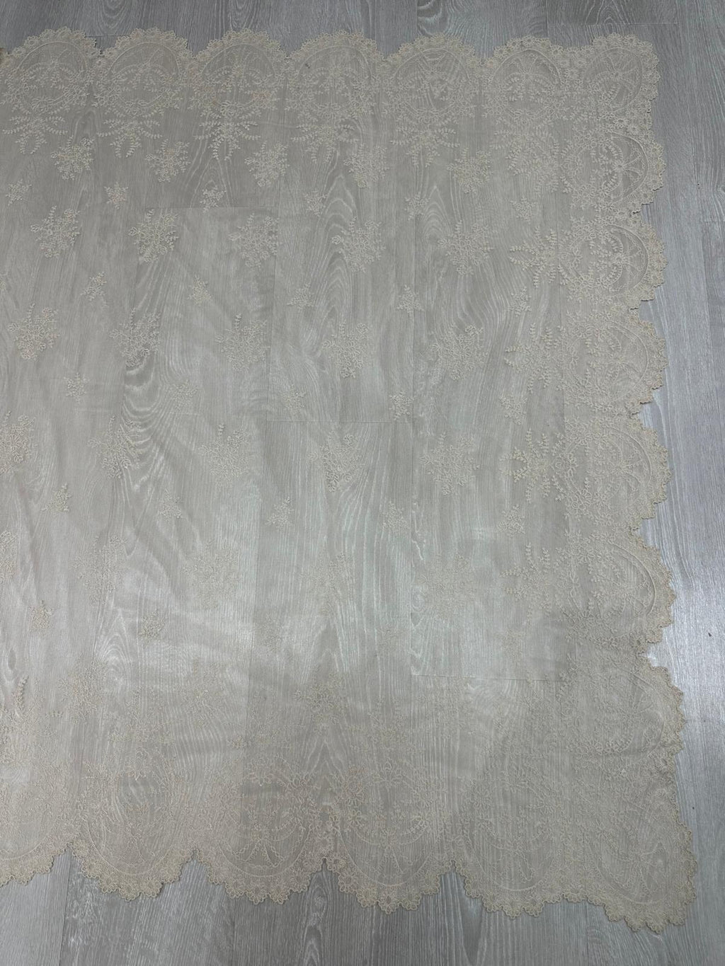 Mantilla española de encaje grande-Tostada– 1,20 x 2,40 m | Modelo 22