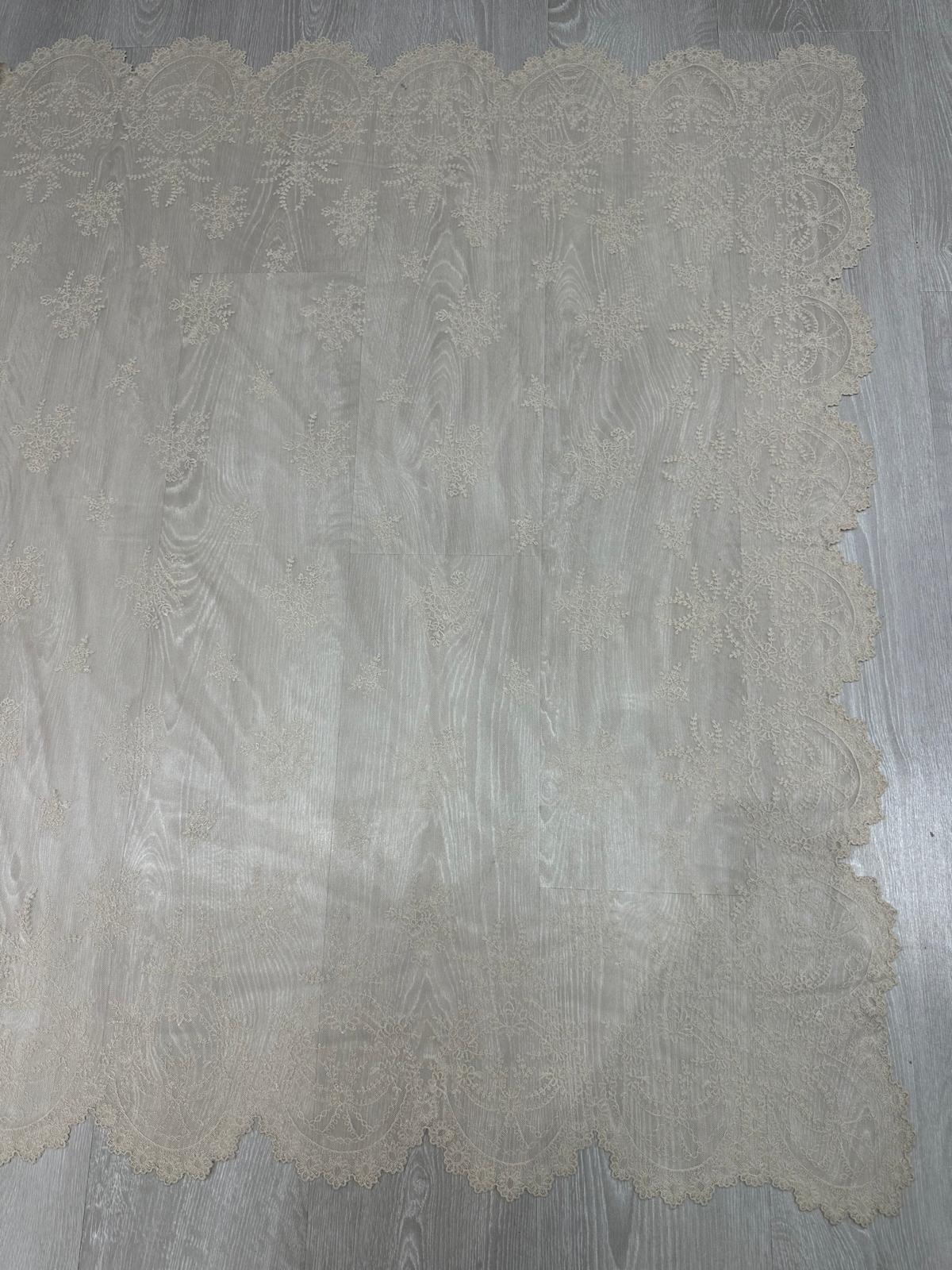 Mantilla española de encaje grande-Tostada– 1,20 x 2,40 m | Modelo 22