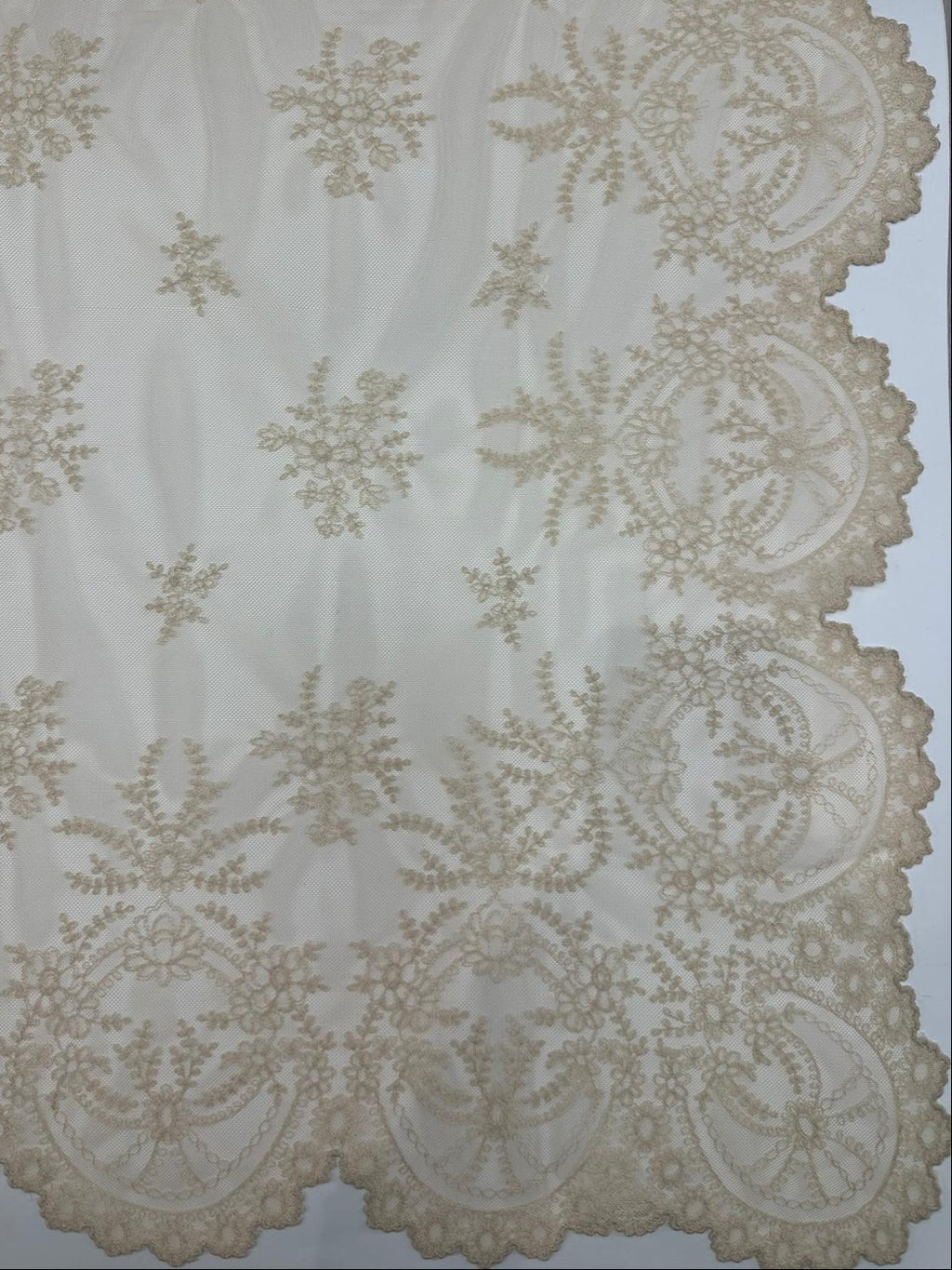 Mantilla española de encaje grande-Tostada– 1,20 x 2,40 m | Modelo 22