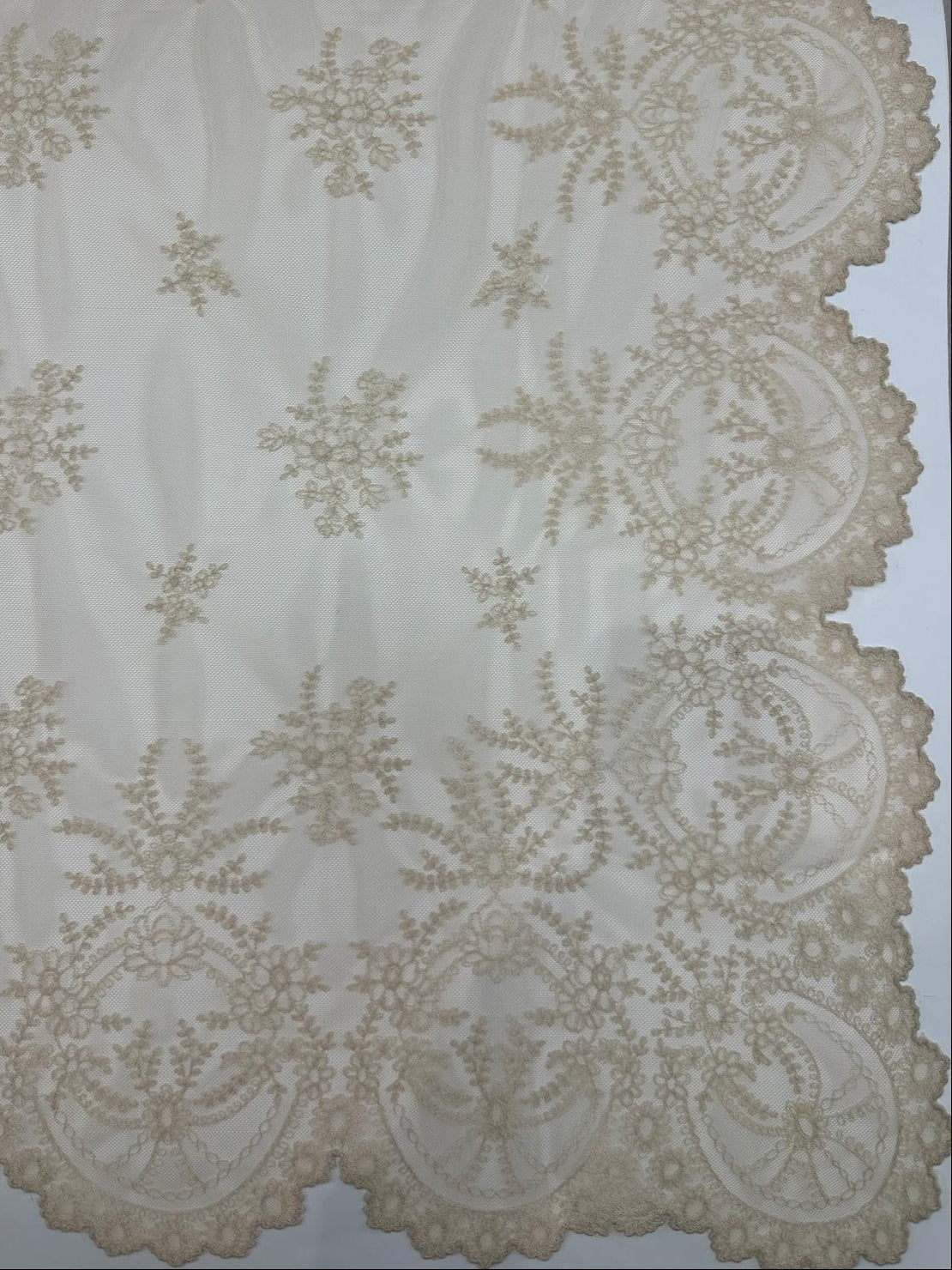 Mantilla española de encaje grande-Tostada– 1,20 x 2,40 m | Modelo 22
