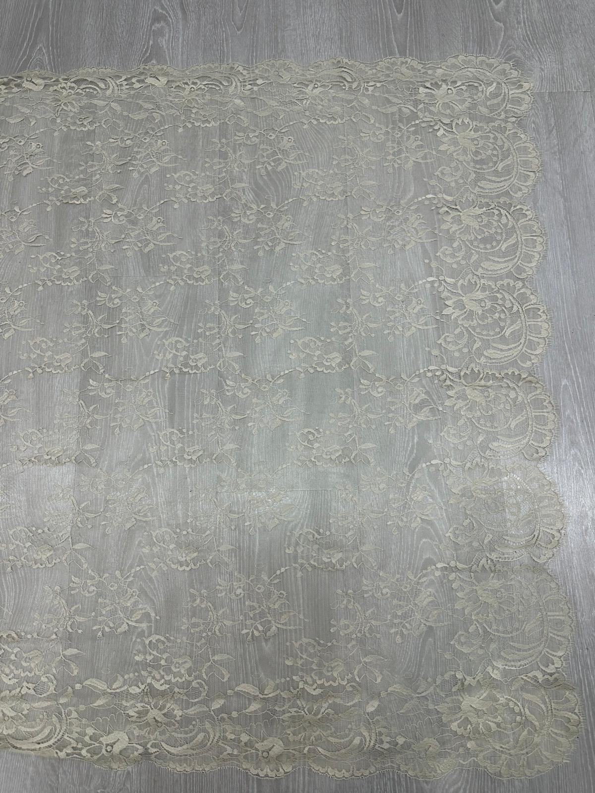 Mantilla española de encaje mediana-Tostada – 1 x 2,20 m | Modelo 11
