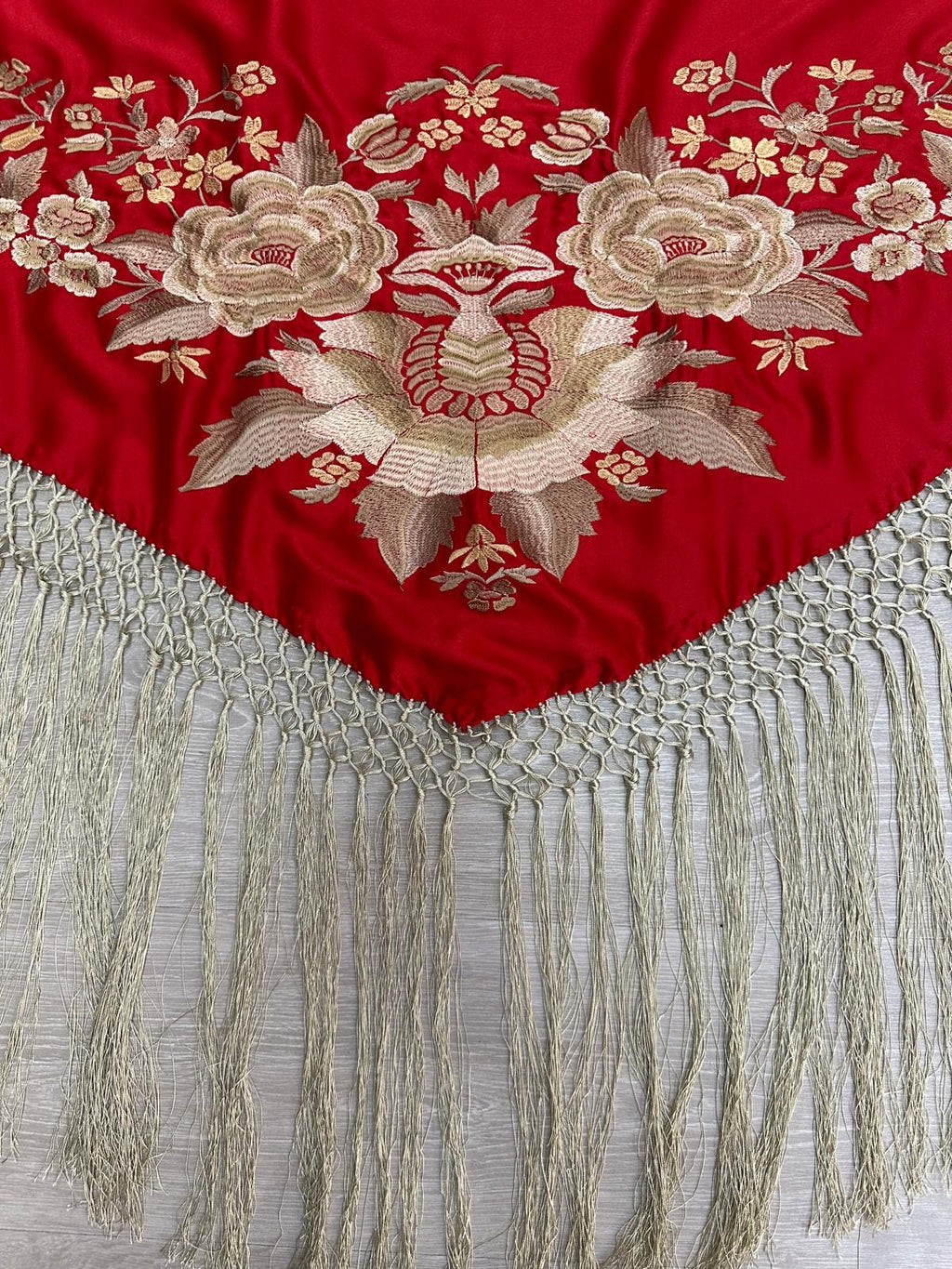 Pico seda fleco a mano -Rojo y beige- 1,45x 55 |Modelo 19