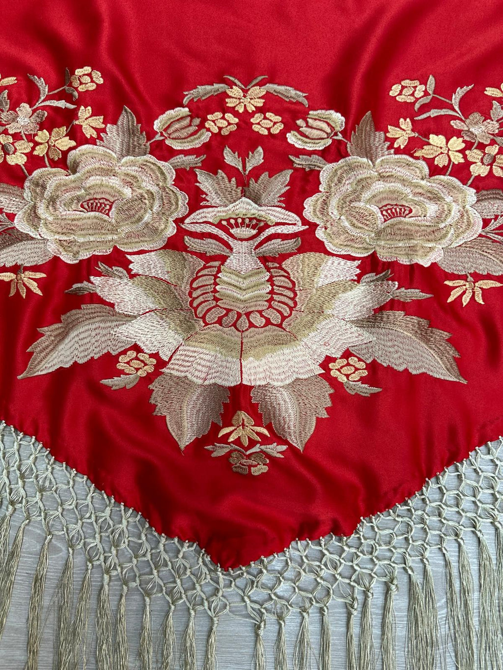 Pico seda fleco a mano -Rojo y beige- 1,45x 55 |Modelo 19