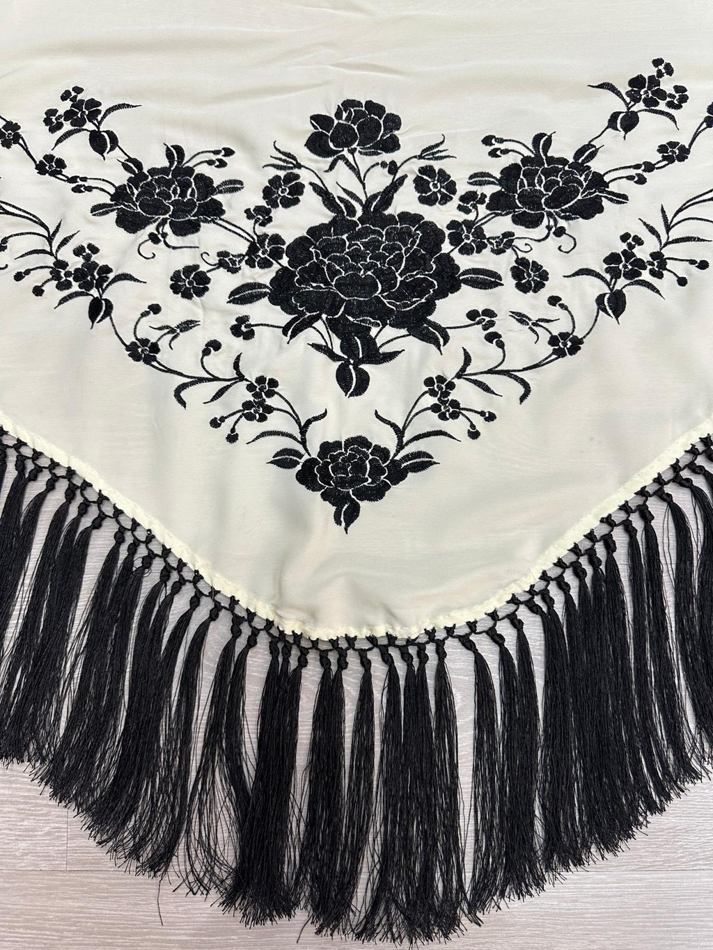 Pico crepé fleco a mano-Marfil y negro-1,45x 50 |Modelo 26