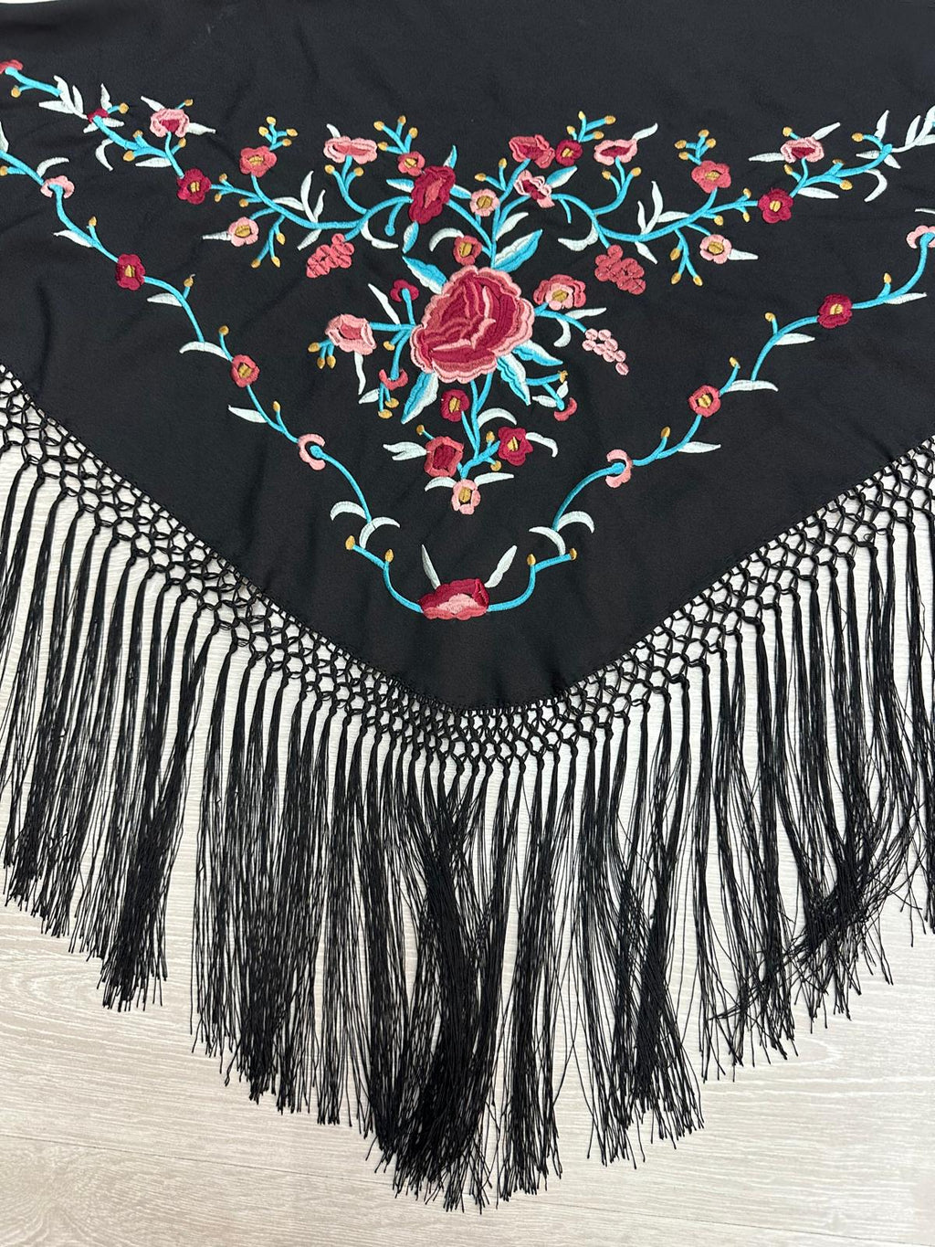 Pico crepé fleco a mano-Negro-135x 75 |Modelo 31