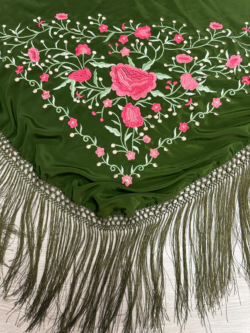 Pico crepé fleco a mano-Verde botella-135x 75 |Modelo 30