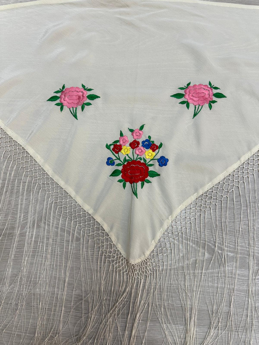 Pico para niña seda fleco a mano-marfil-1,15x55 |Modelo 43