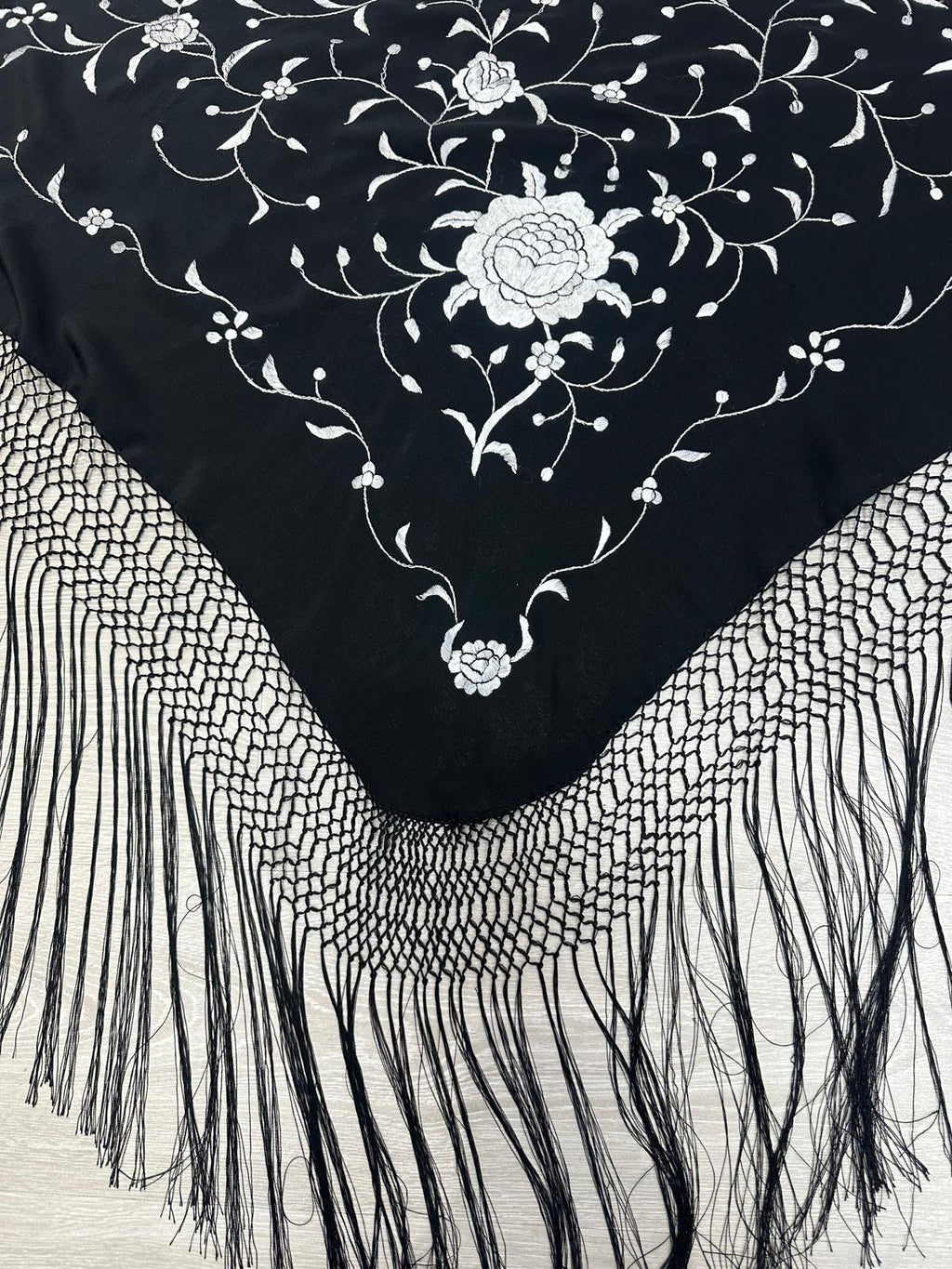 Pico seda bordado a mano-Negro-1,80x 70 |Modelo 52