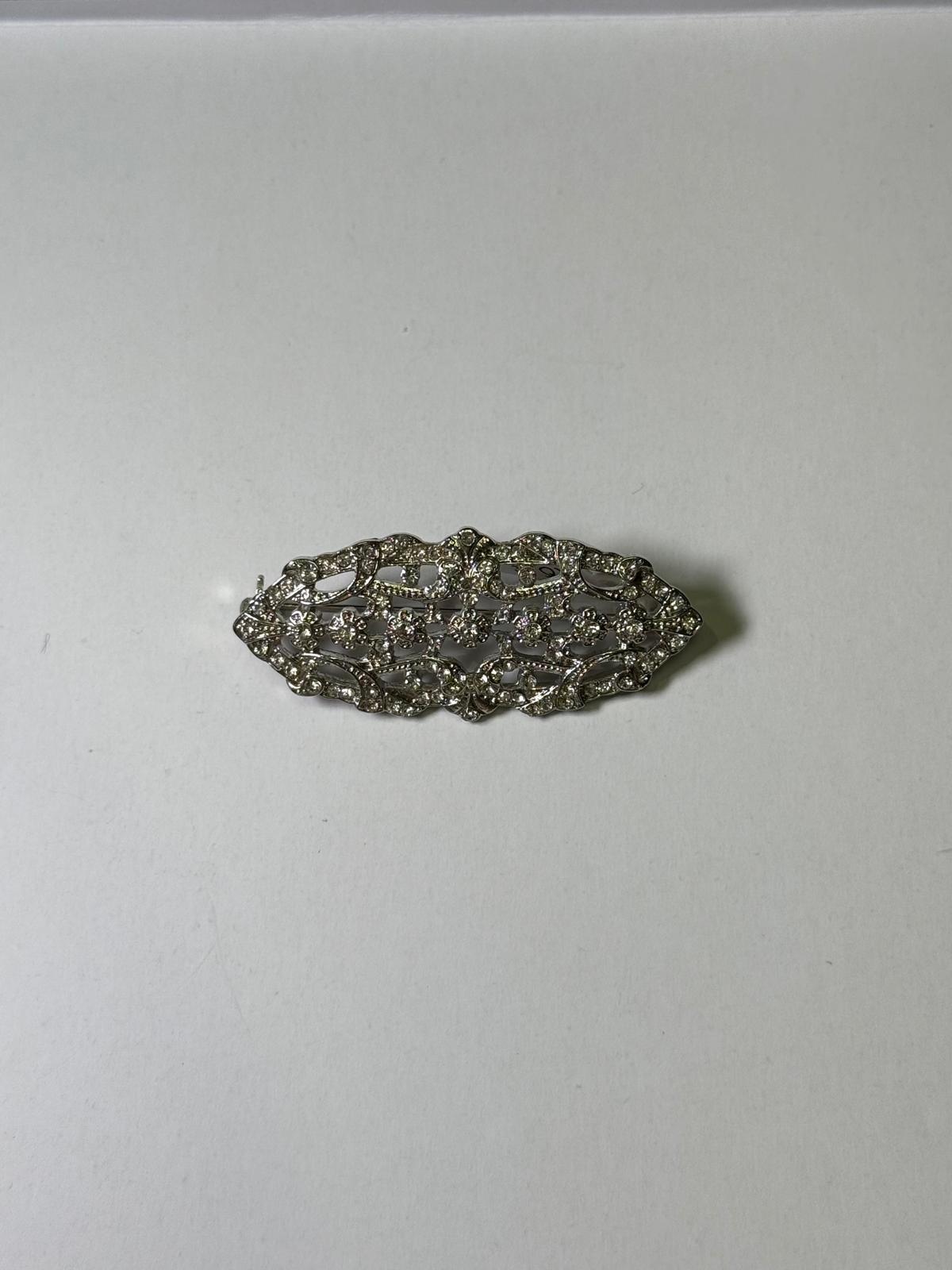 Broche rodio plateado. Modelo 3
