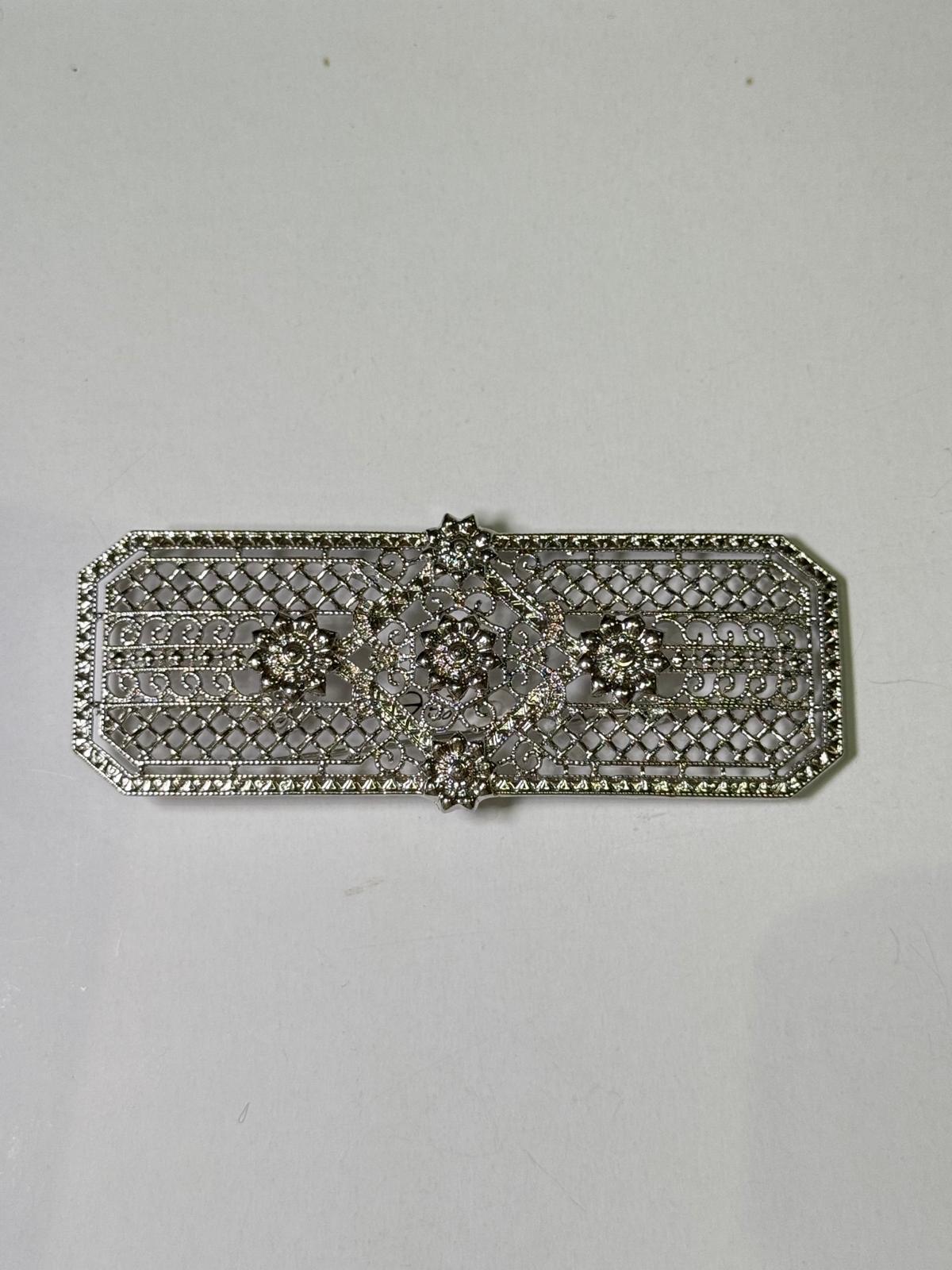 Broche metal plateado. Modelo 13