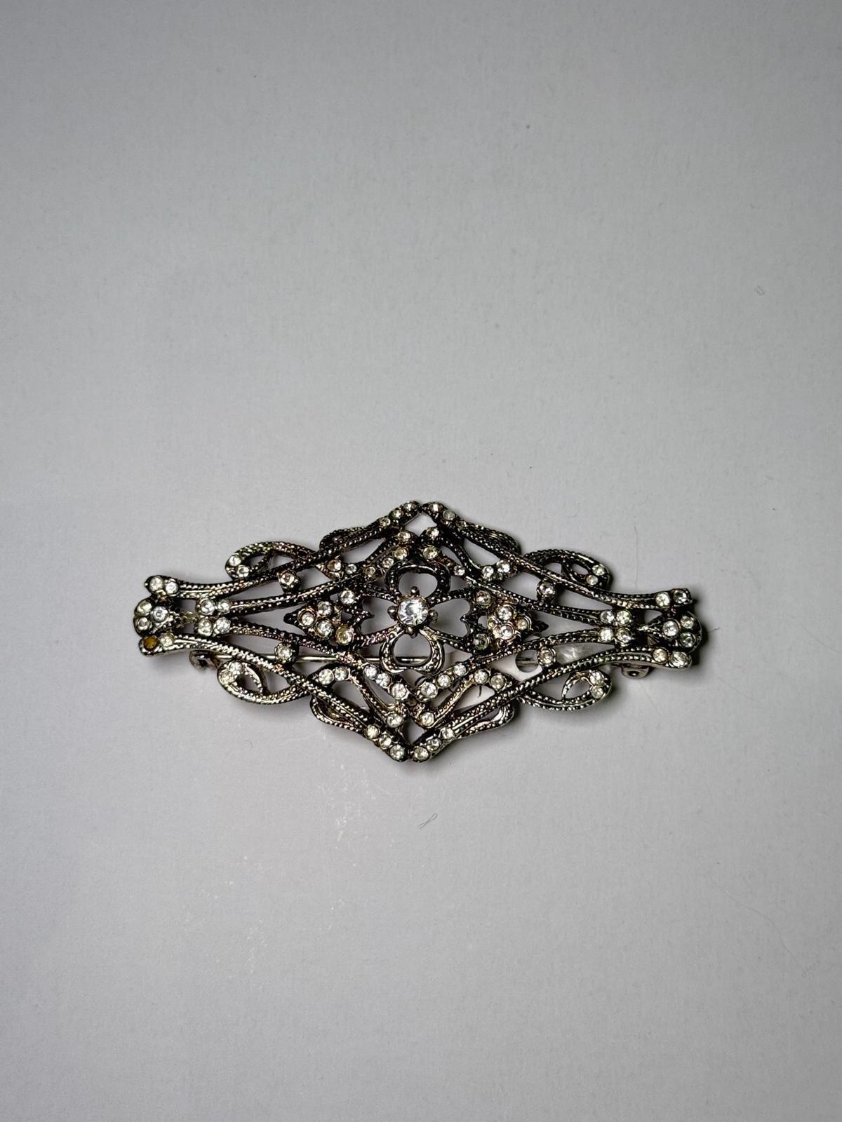 Broche rodio plateado. Modelo 8