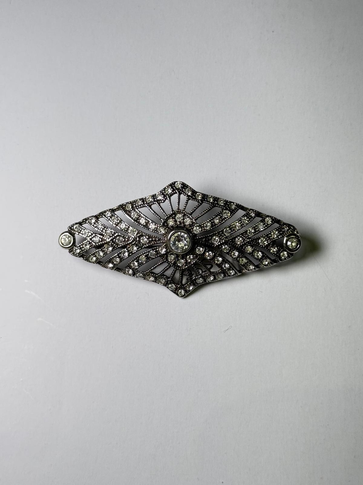 Broche rodio plateado. Modelo 7