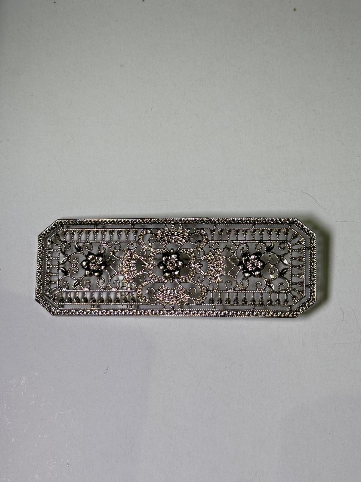 Broche metal plateado. Modelo 11
