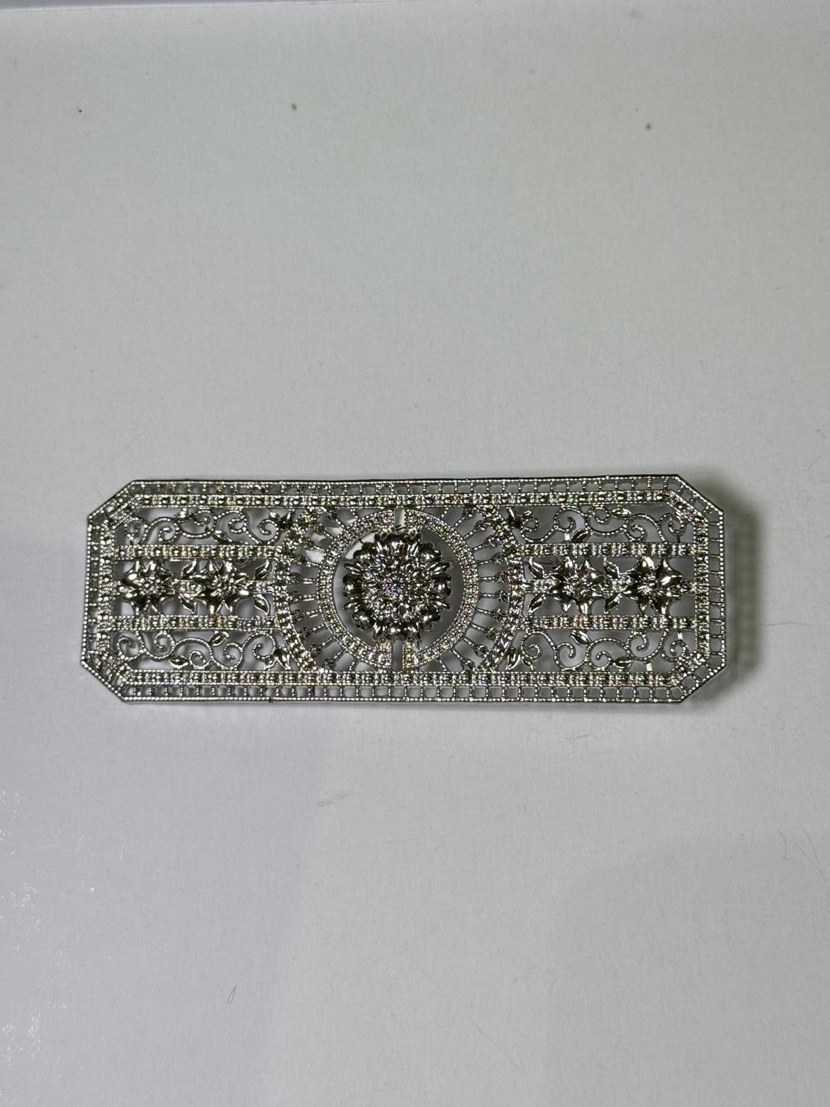 Broche metal plateado. Modelo 12